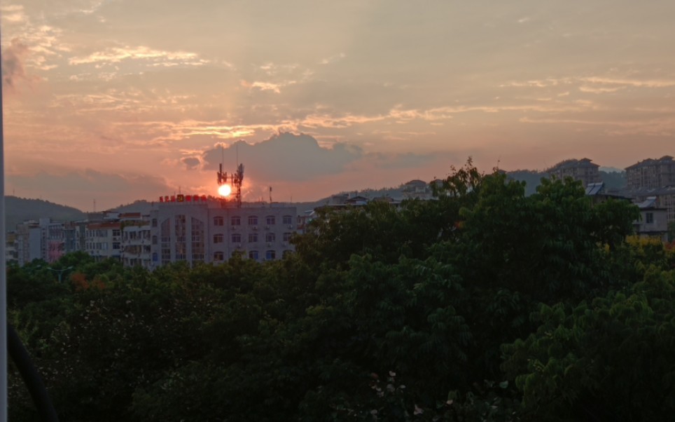 [图]我是昨日的黄昏，你是明天的月亮。我是意思是，你要生活你的未来，我要怀念我的过去。