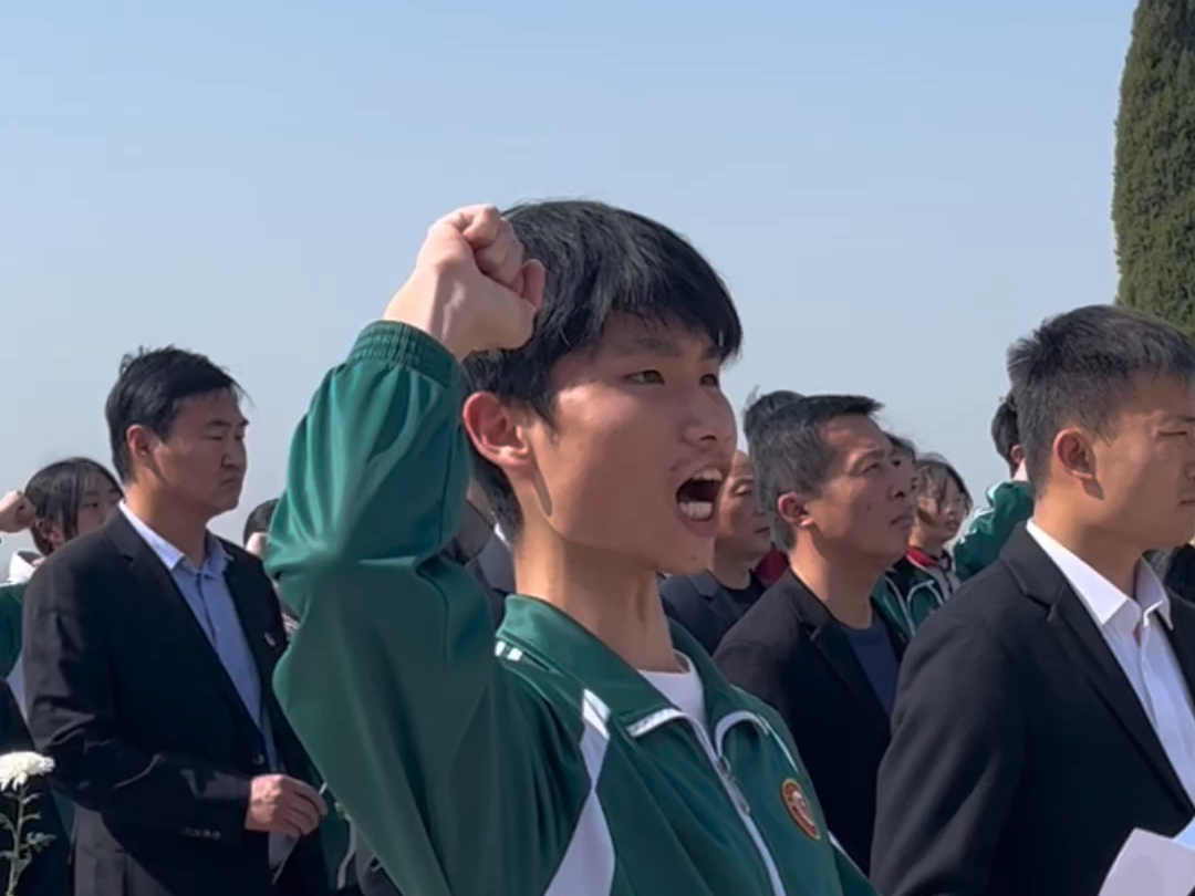 滕州实验高级中学师生走进烈士陵园02缅怀革命先烈