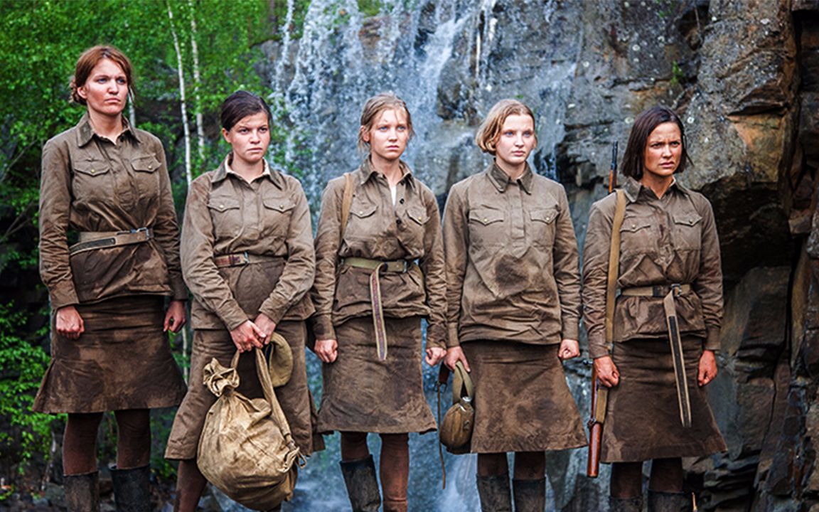 根据真实事件改编,女兵贴身肉搏敌人,阻击对方一群男