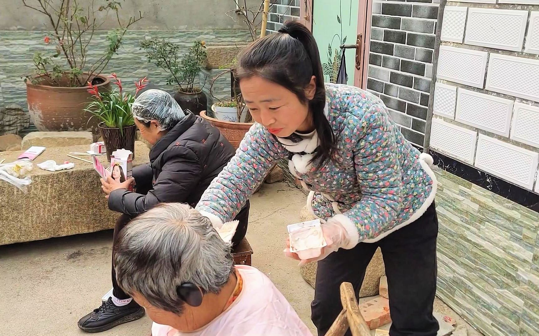 農村媳婦給兩個媽媽染頭髮,時尚又減齡,婆婆太開心了