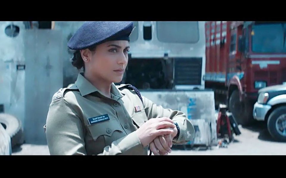 印度彪悍女警用皮鞭疯狂惩罚变态男这个女警你可惹不起