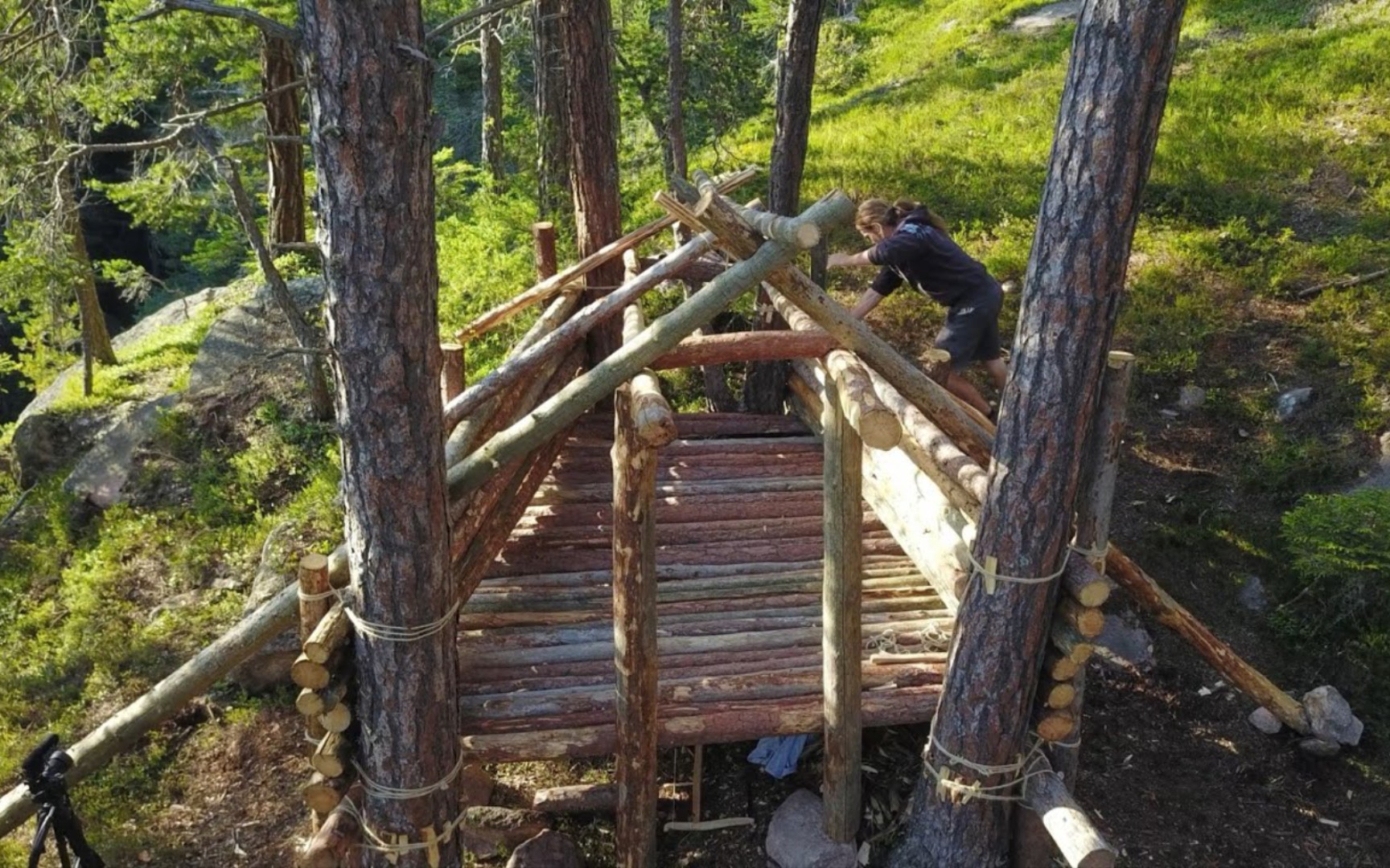 北欧丛林露营旅行,建造庇护所木屋营地part1,野外生存挑战,爬山远足