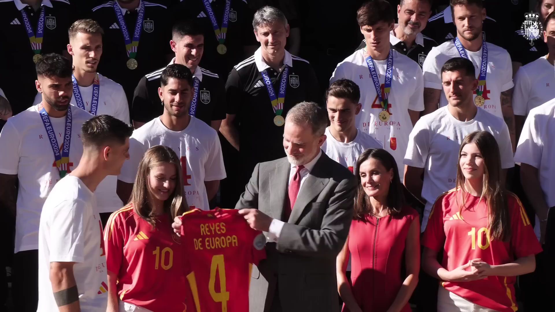 莱昂诺尔公主与索菲亚公主身着10 号球衣迎接西班牙国家队