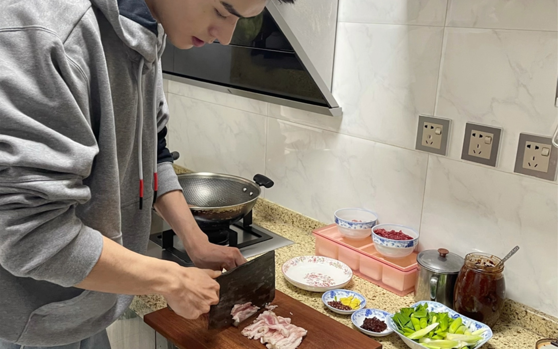 记录高富帅老龚做饭的心软软瞬间.#龚俊