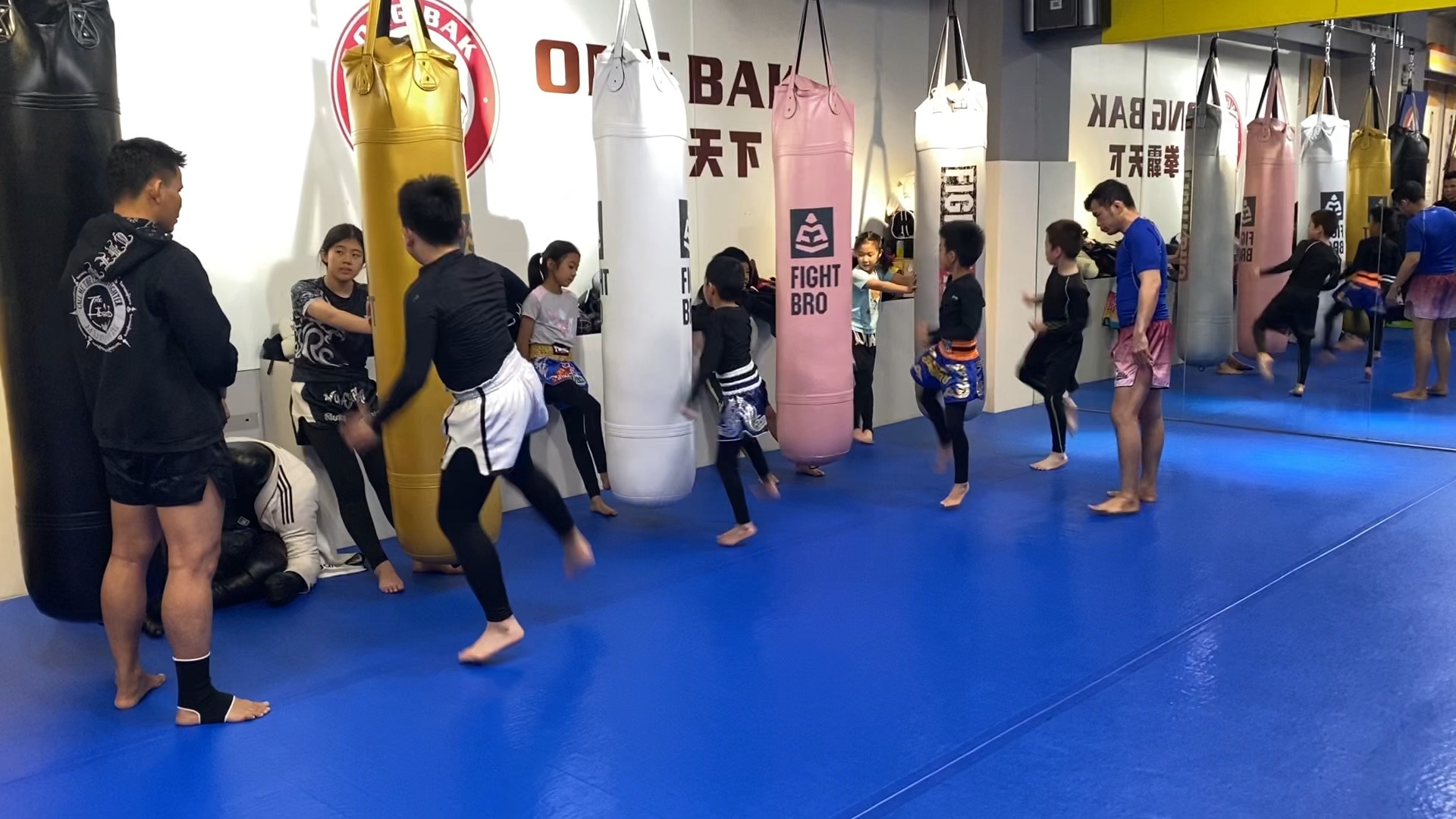 少儿泰拳低鞭腿训练