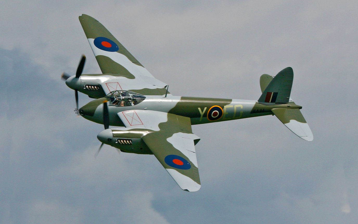 二战英国用木头造了一架轰炸机速度比战斗机还快一举创下二战最低战损