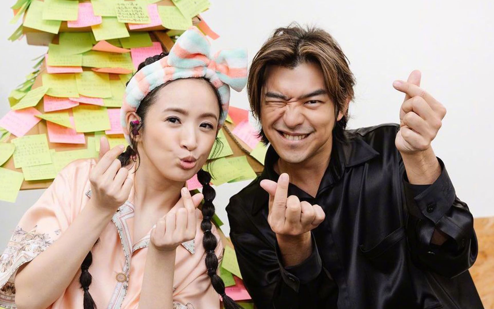 爷青回!林依晨庆祝出道21周年,与陈柏霖穿真丝睡衣同框