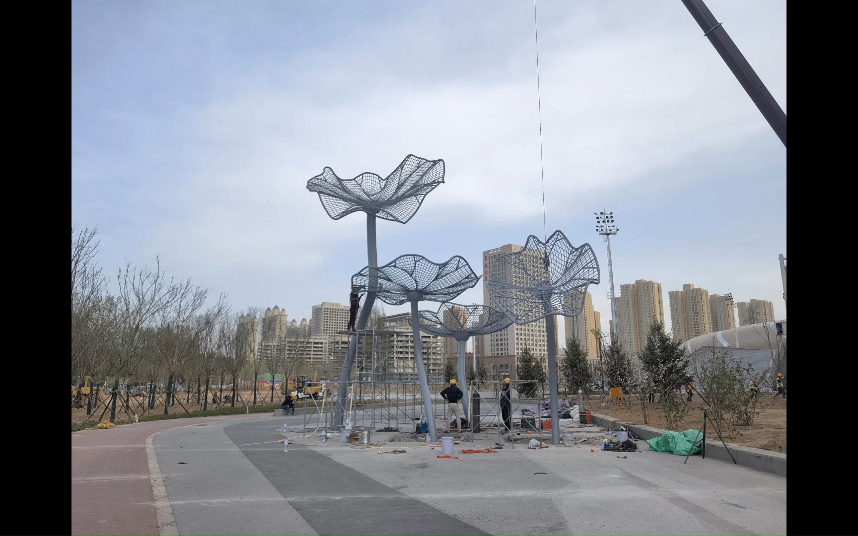 大型荷叶镂空景观主题雕塑设计定制厂家 金属荷叶雕塑 白钢荷叶雕塑