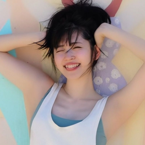 【新品未使用】鈴木愛理　オフショット　写真集　シドニー特別DVD 鈴木愛理】シドニーでの未公開カットが満載！4月始まり2025卓上