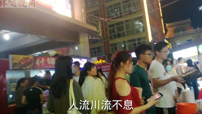 河南安阳小香港,后营村夜晚的人流摩肩接踵,洋溢着青春的荷尔蒙气息