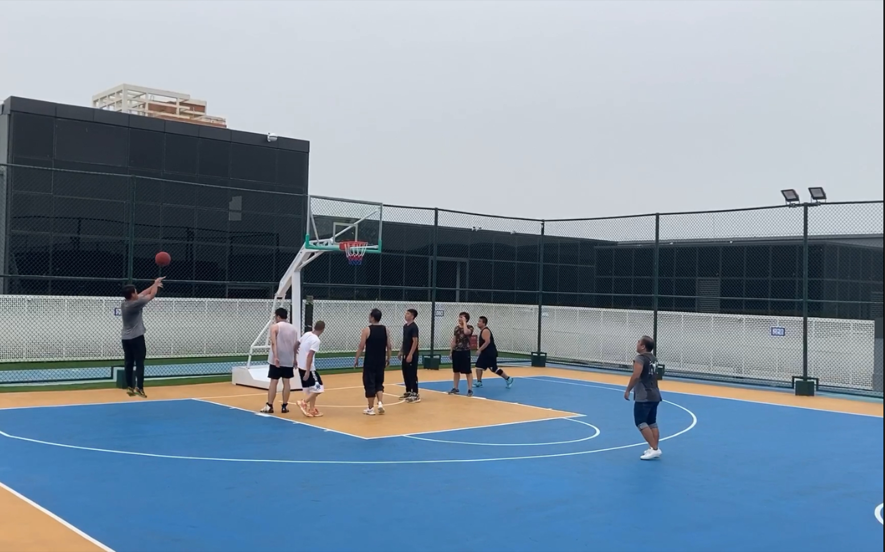 屋顶球场中投王灰衣小哥展现稳定中投称霸屋顶篮球场