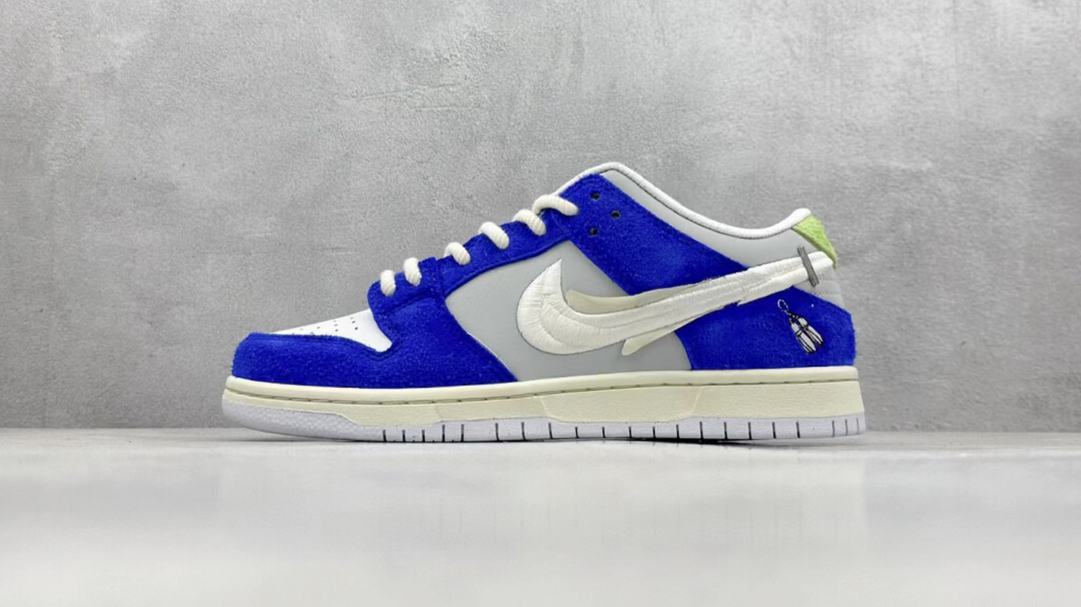 耐克 fly streetwear x nike sb dunk low gardenia 栀子花白蓝花刺绣