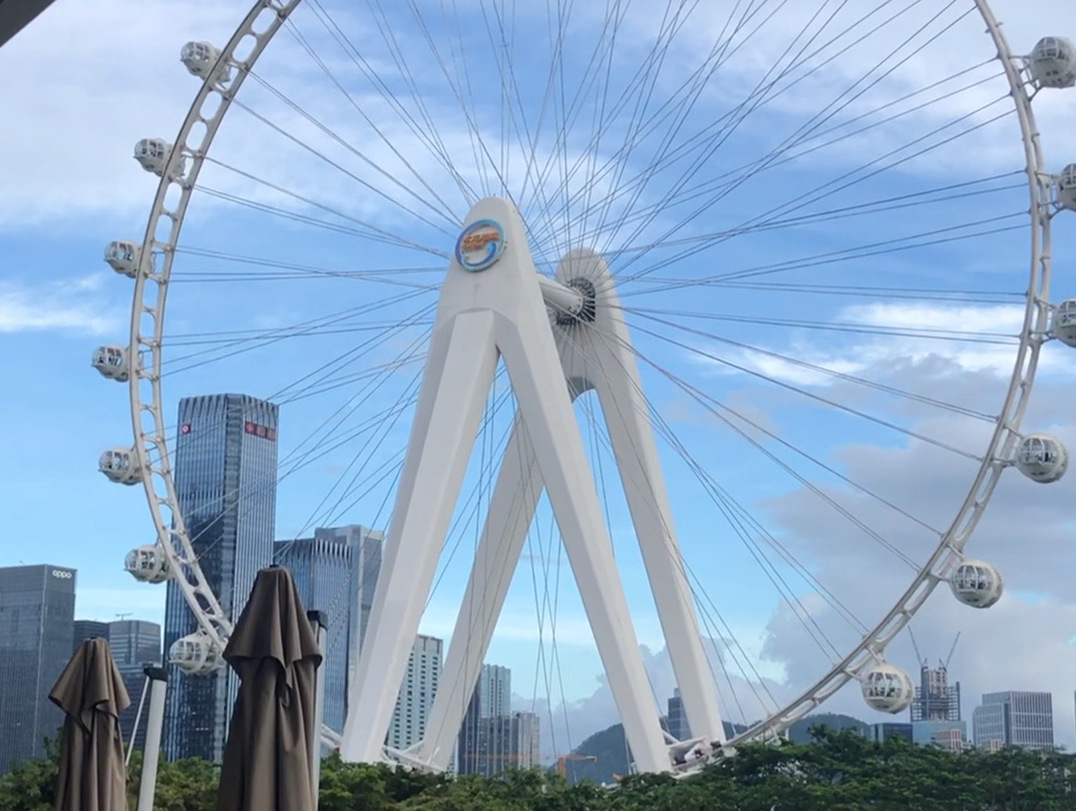 带孩子来深圳前海游玩吧,这里有国内最大的摩天轮