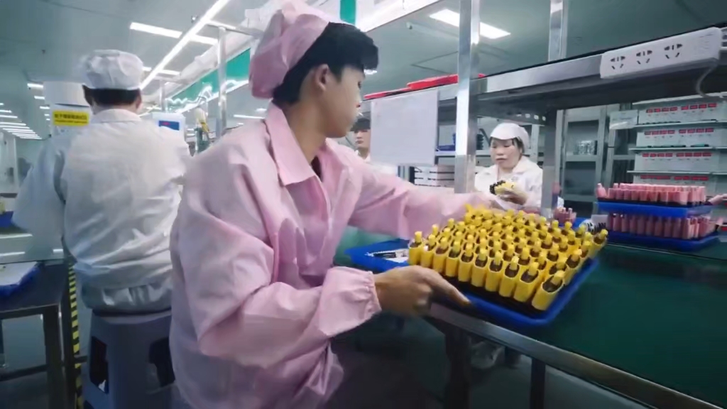真是搏命啊!这家电子烟工厂的工人每天要测试最多达10,000 支电子烟