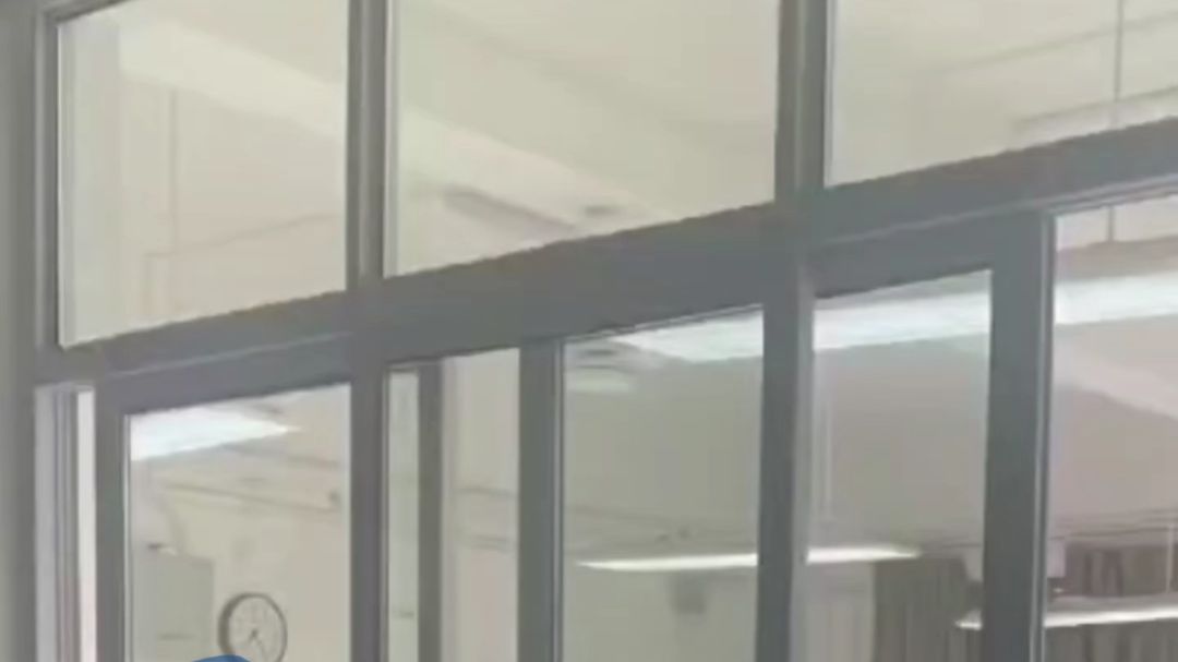 高中晚自习延时，家长被要求到校轮值？学校回应：家校合作，自愿参与。