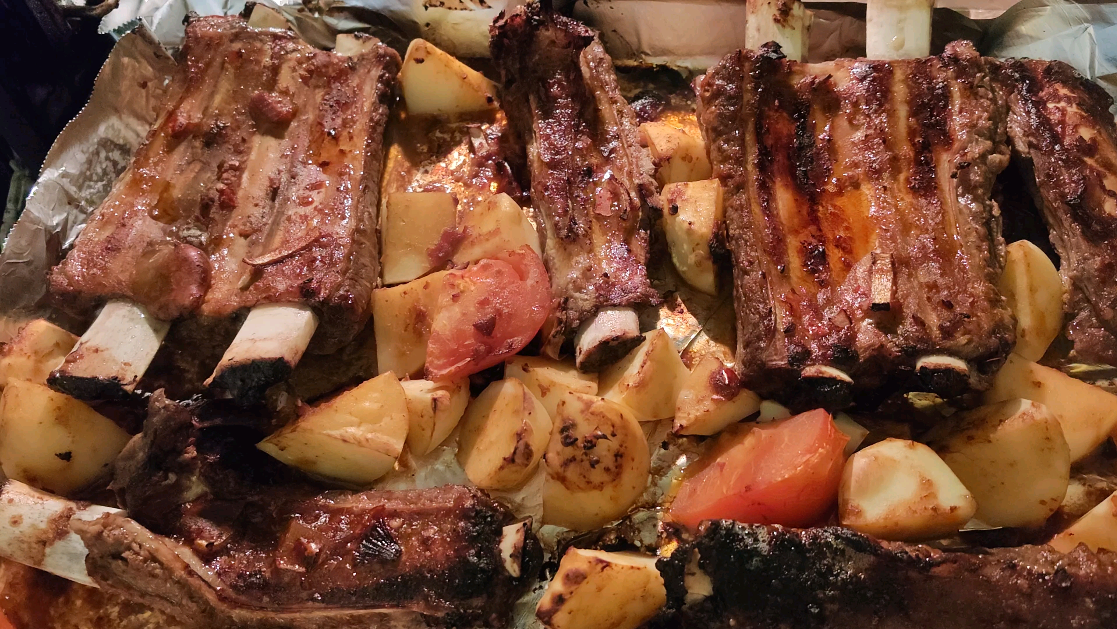 烤得香喷喷的牛排骨