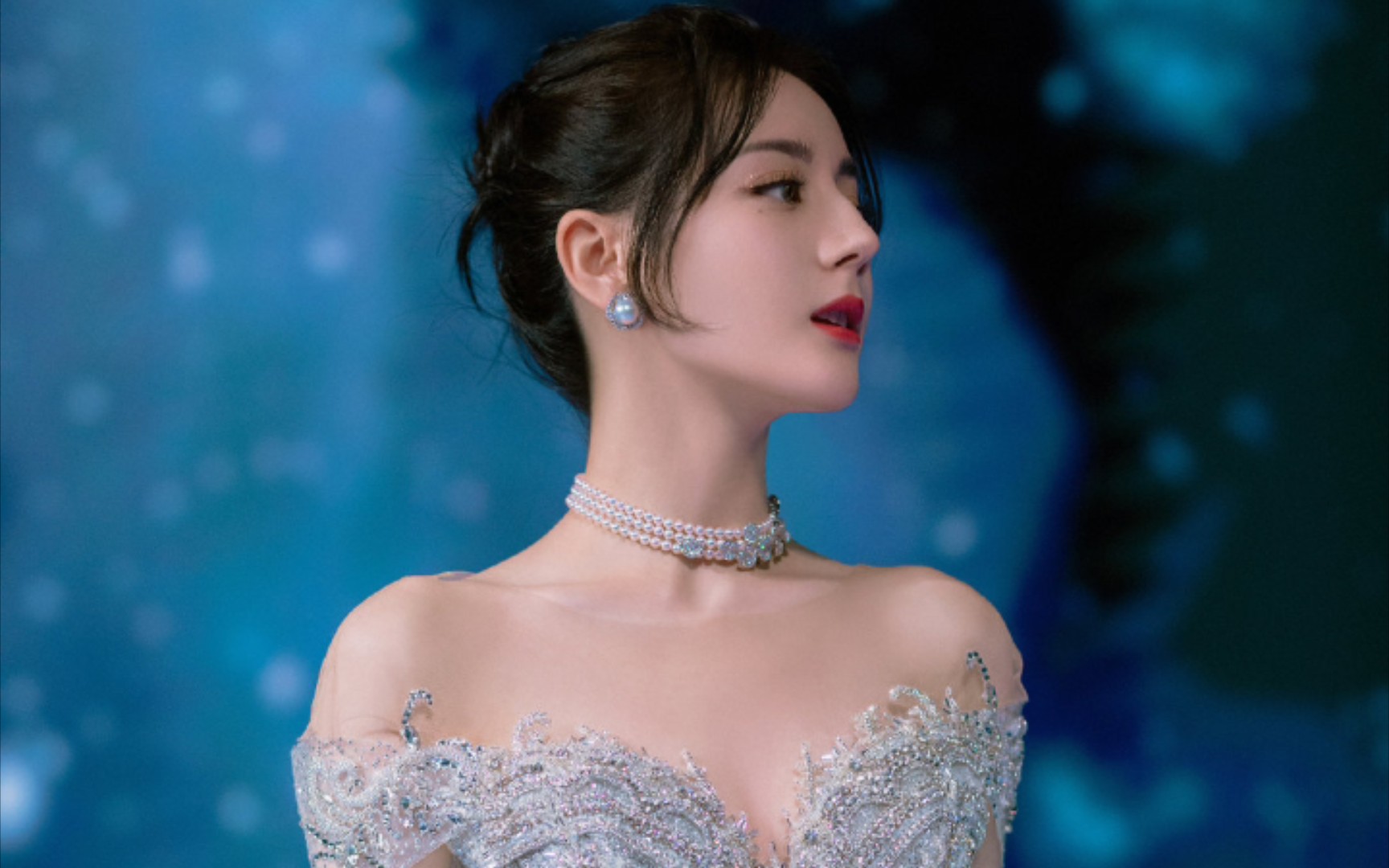 迪丽热巴最新写真(璀璨星河礼裙)