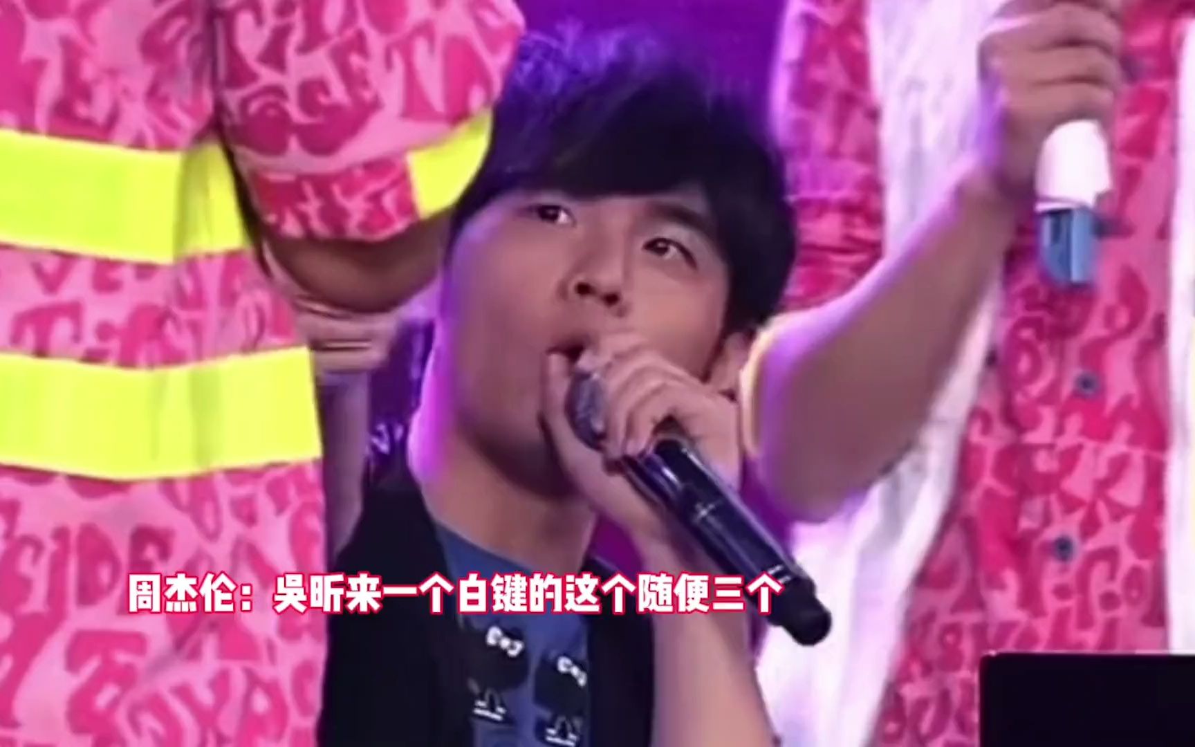 周杰伦在快乐大本营现场即兴创作三键成曲真的是个音乐天才随便按三个