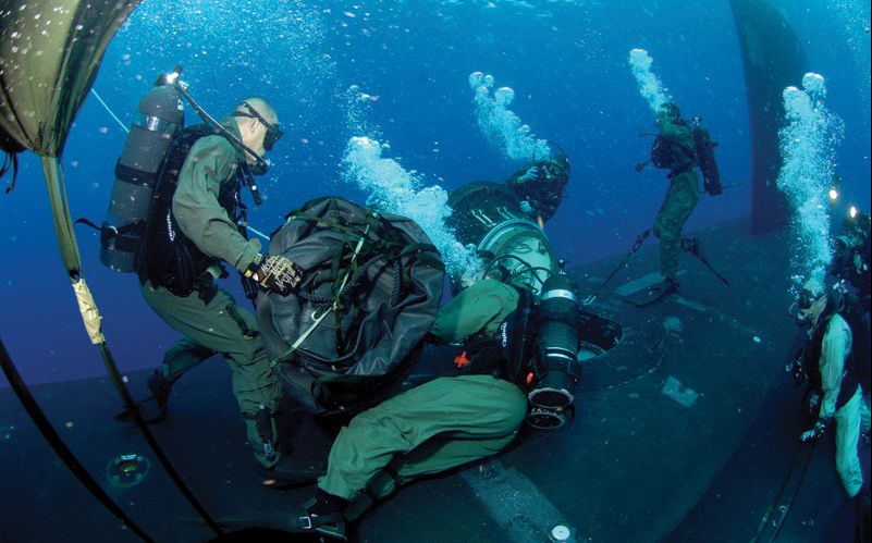 潜艇掉深4000米海底断崖被水压瞬间挤爆80名官兵连一句话都没留下