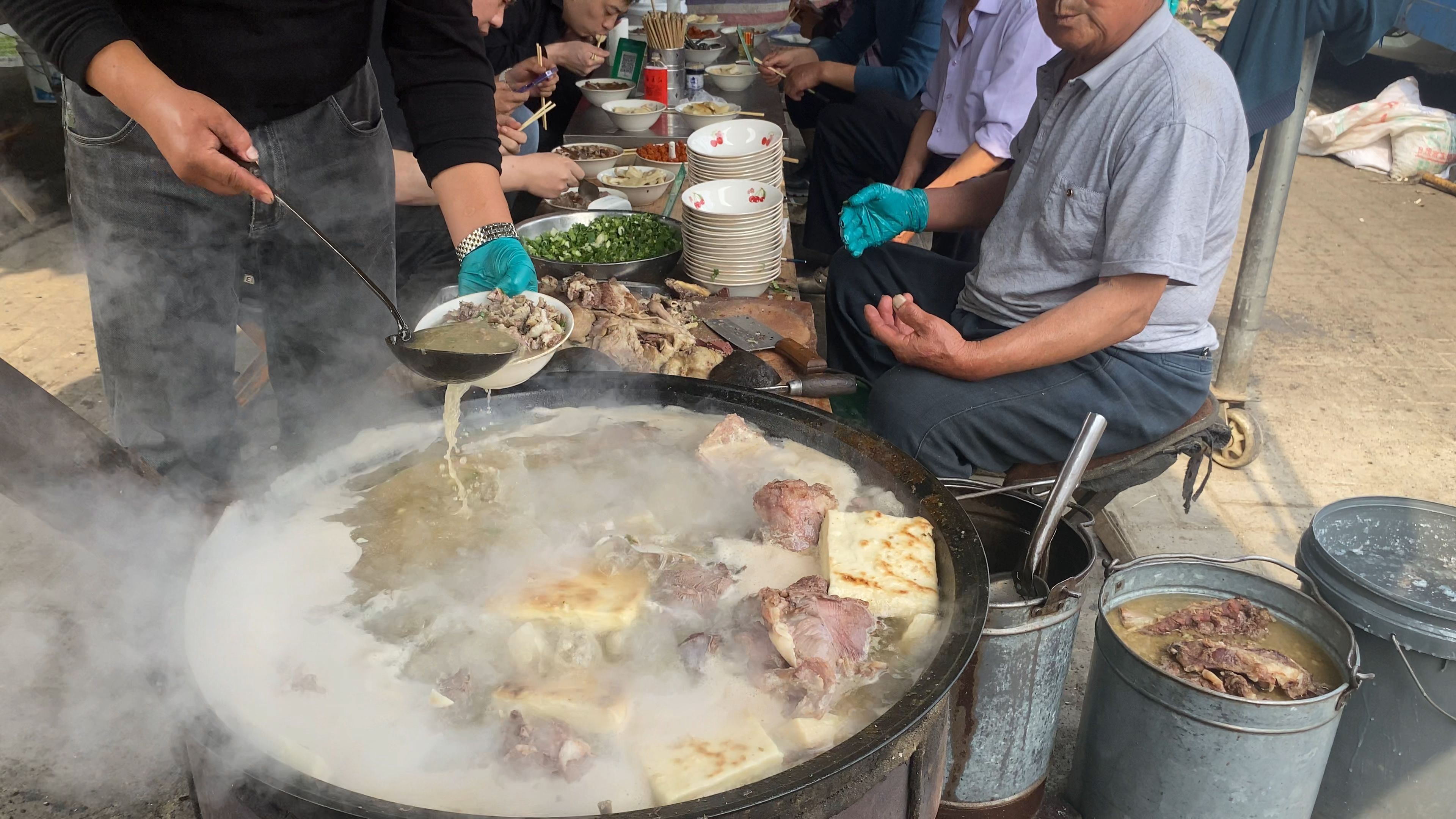 泊里大集特色羊汤,30一份半斤肉,免费加汤,烟火气美食天堂