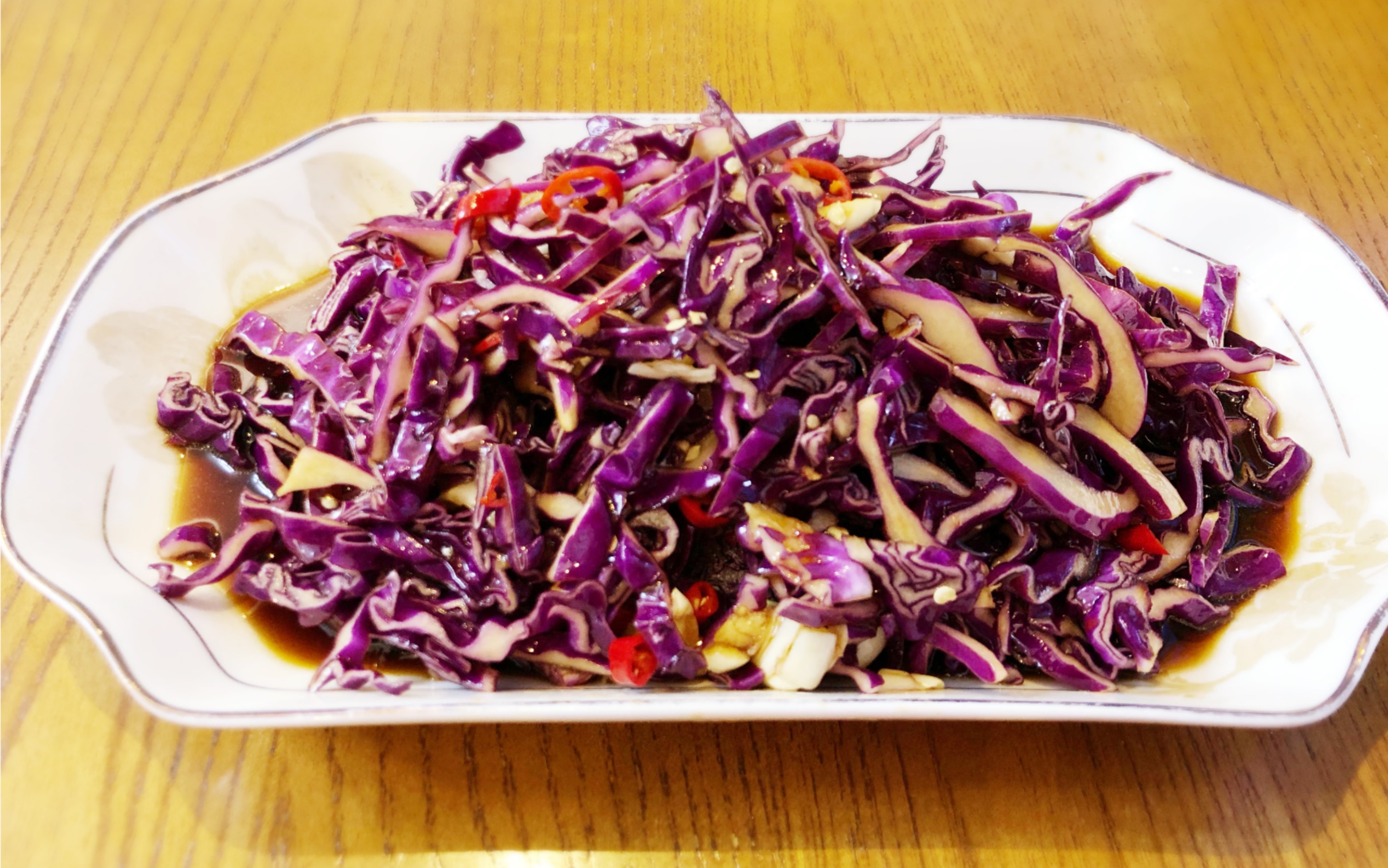 凉拌紫甘蓝,含有丰富的维生素和花青素,好吃又好看,做法超级简单,夏天