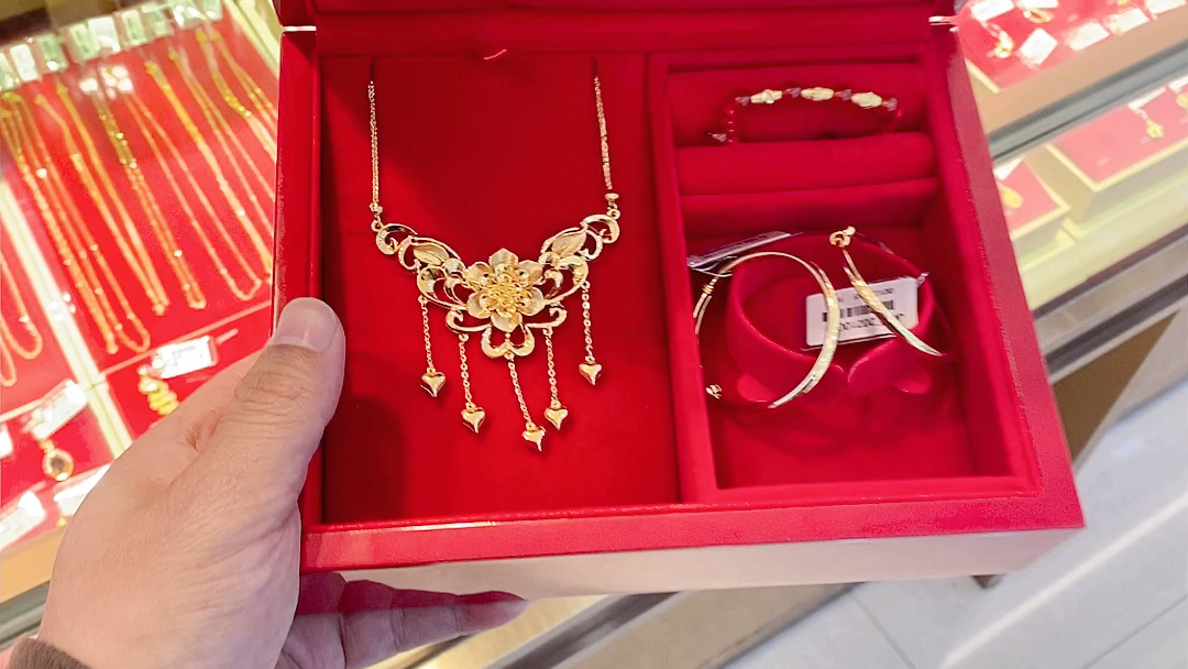 现在小朋友太幸福了,1周岁就收到这么贵重的礼物!