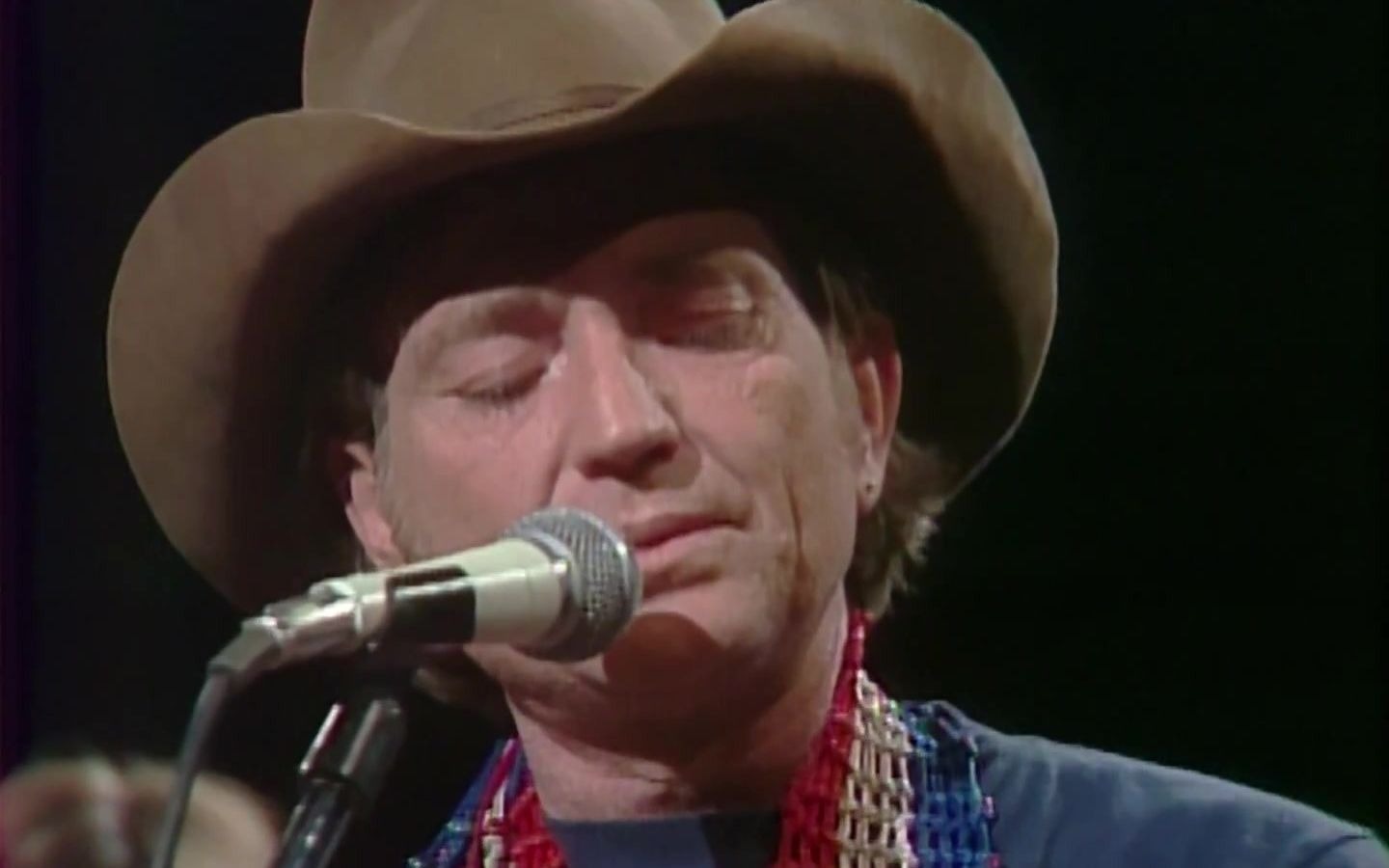 [图]威利·纳尔逊（Willie Nelson）经典乡村歌曲《Blue Eyes Crying In the Rain》现场 1976