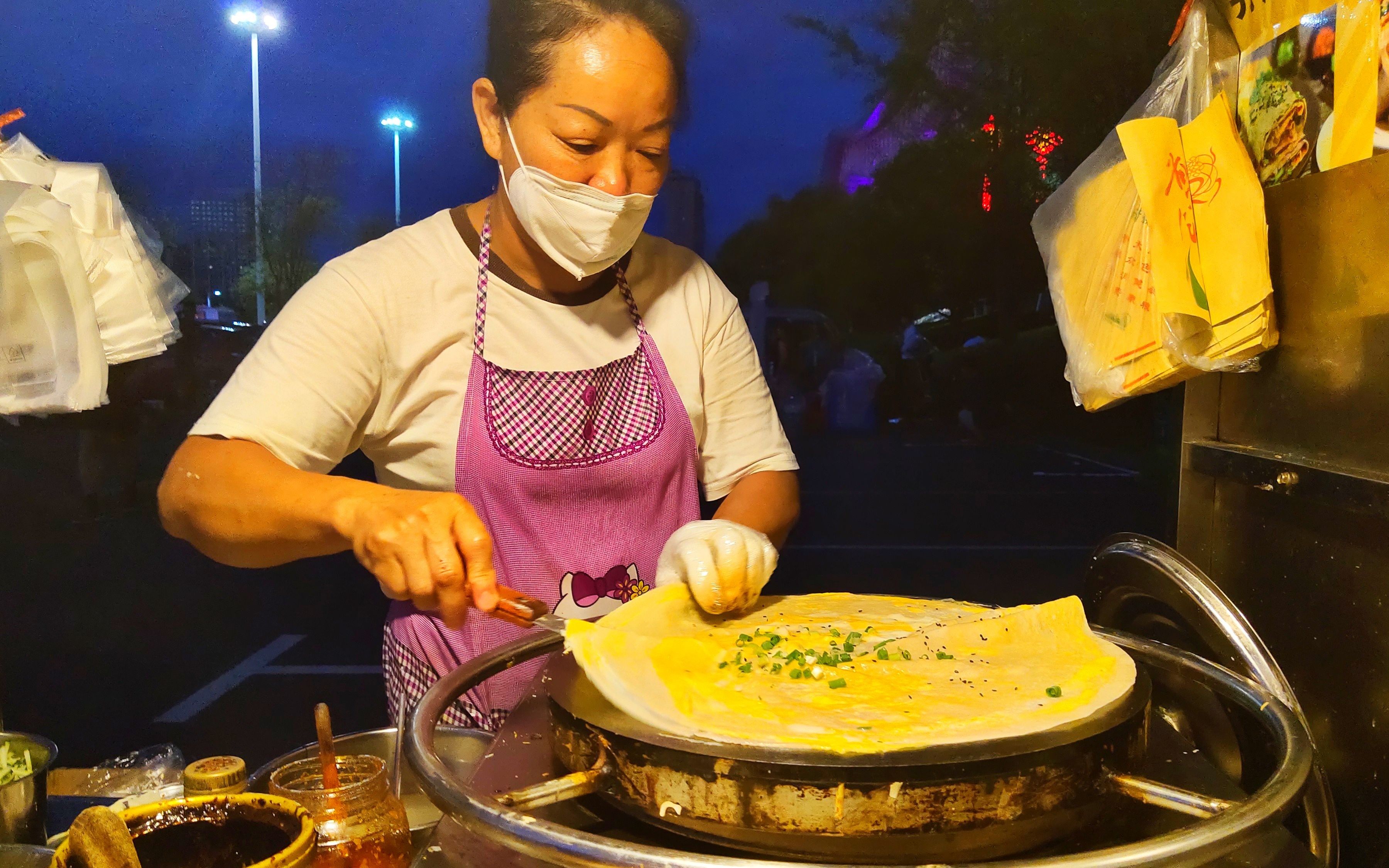 郴州这种煎饼卖价6元一个一个就管饱你吃过吗