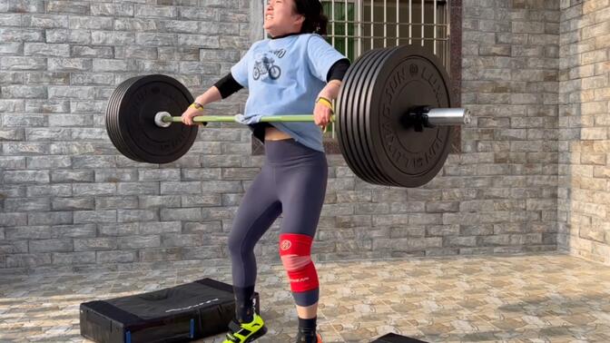 举重林小胖在家大显身手,家人非常喜欢看!