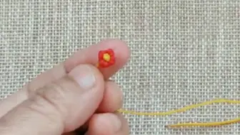 编绳剩余的小线头编织的好看精美小花朵 做耳线或手链结尾都不错