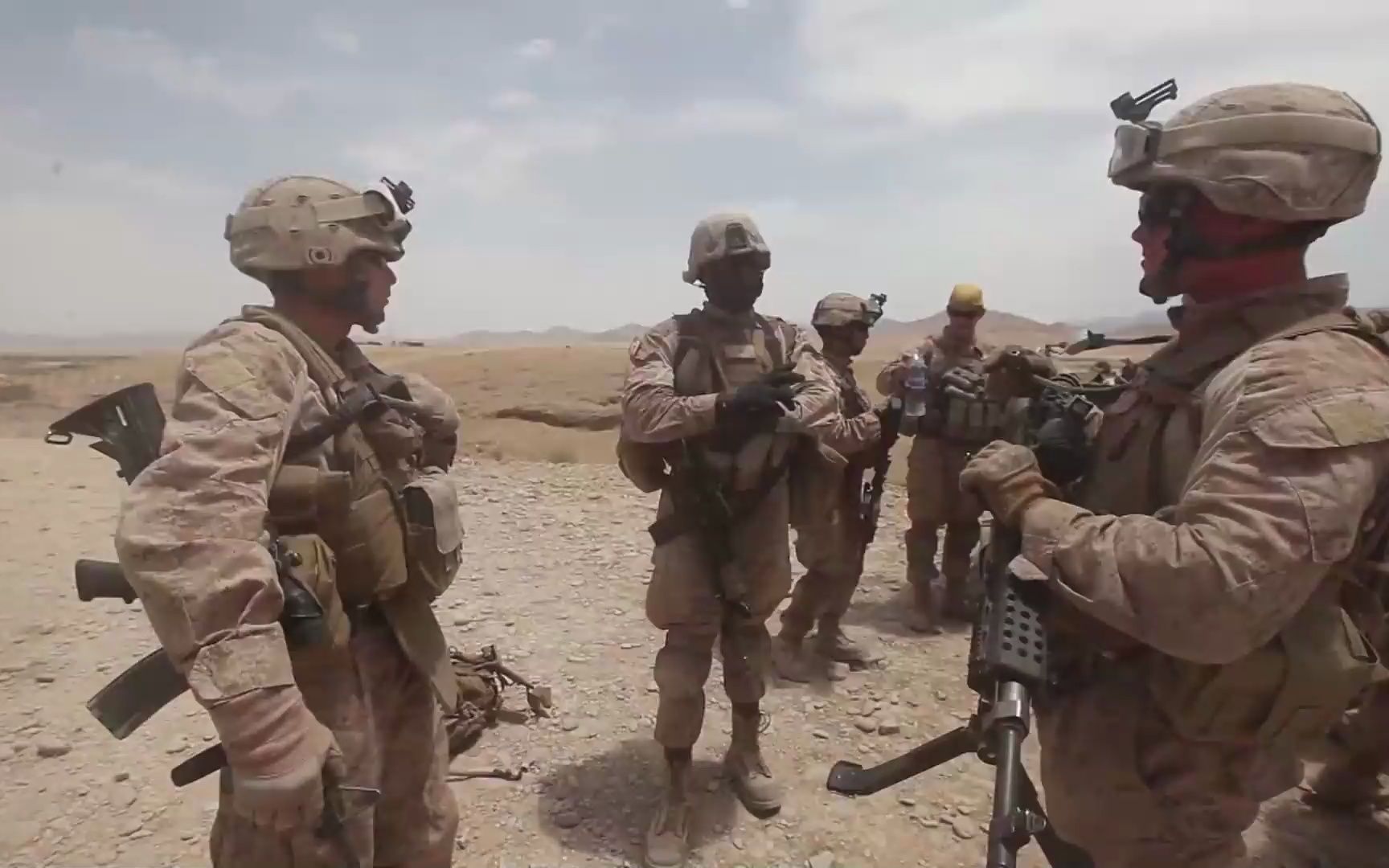 【阿富汗战争录像】美国海军陆战队巡逻交战【搬运】