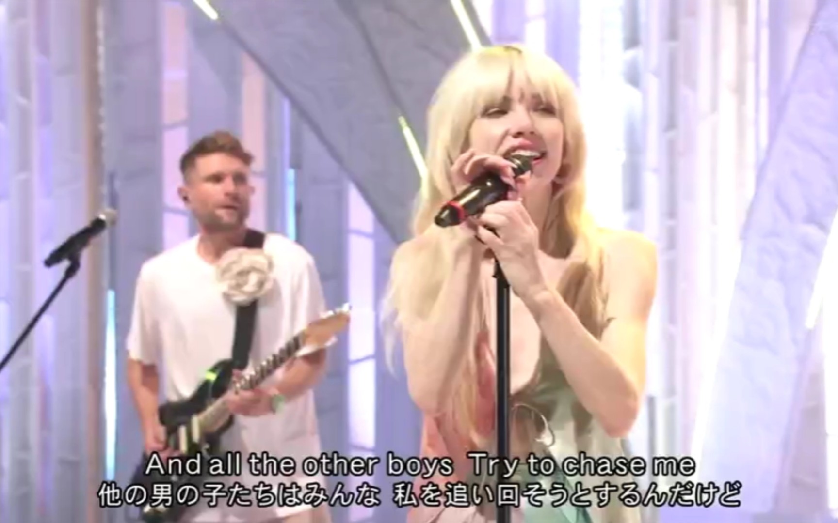 [图]Carly Rae Jepsen最新日本现场表演《Call Me Maybe》和《Beach House》-