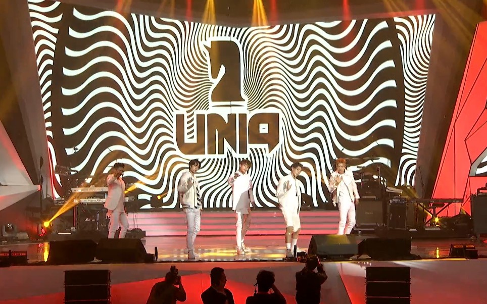 [图]UNIQ-Listen to me 中文版(开场每个人的舞蹈solo帅极了)