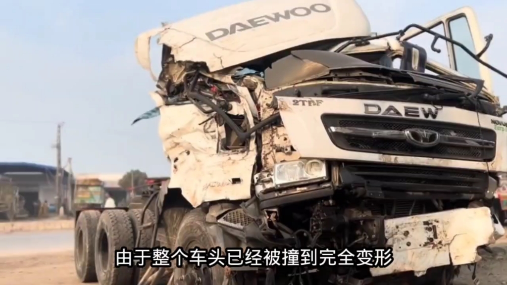 巴基斯坦汽车修理工老师傅纯手工修复事故卡车全过程,师傅技艺高超,修