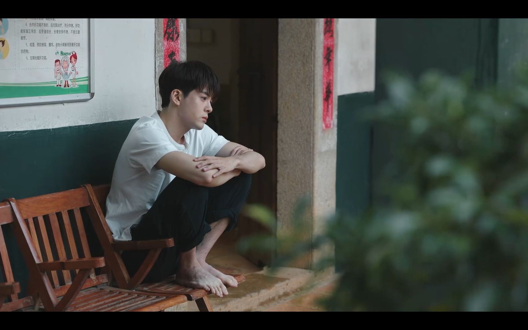 可怜小狗曾舜晞,光脚丫坐长椅不吃饭----cut7