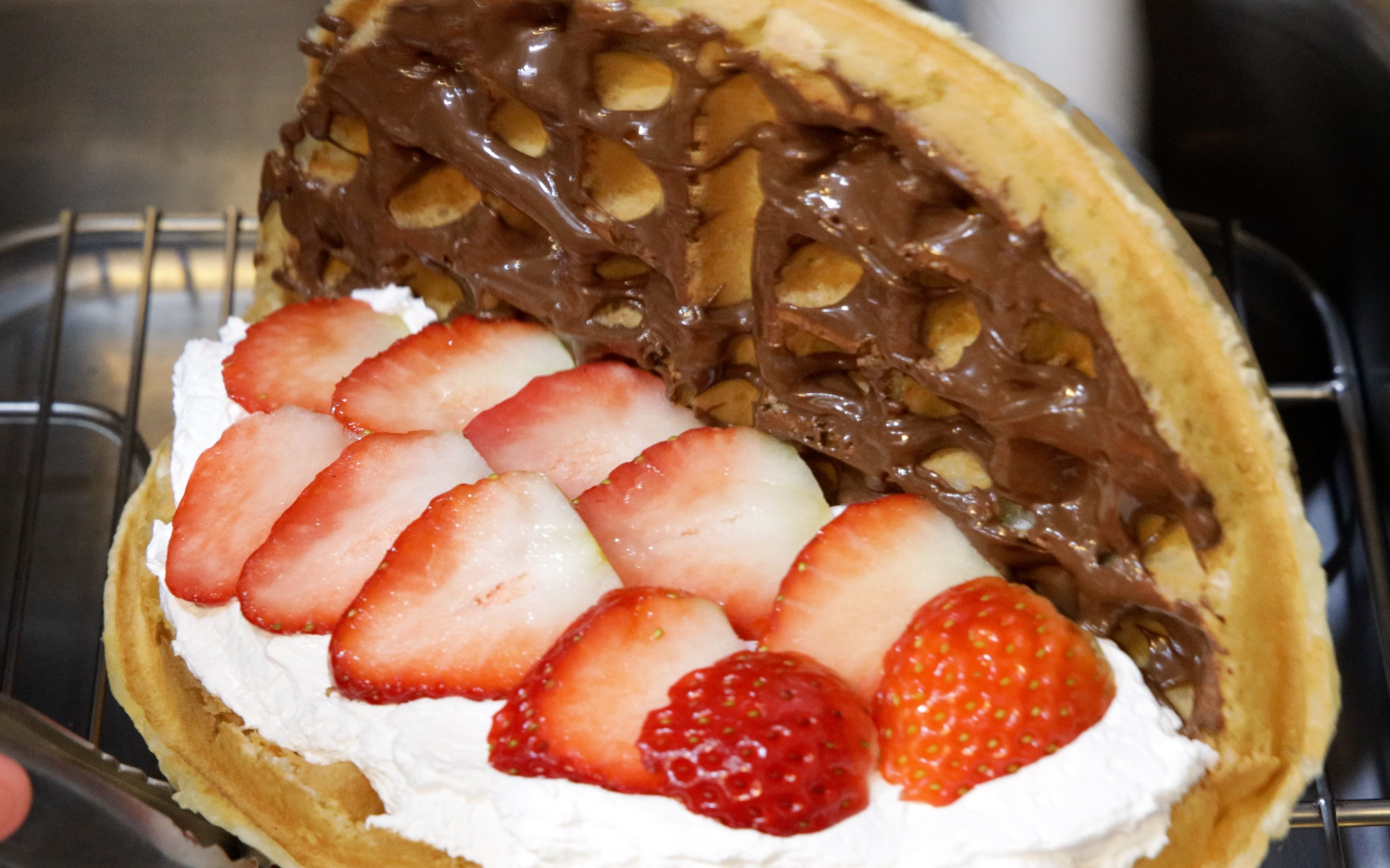 【韩国美食】草莓巧克力华夫饼,一样的配料,不一样的味道