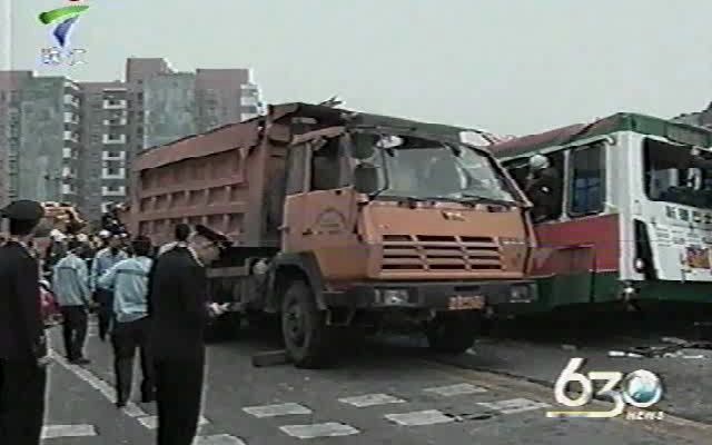 2006年3月广州泥头车撞公交车的事故报道