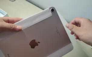 Video herunterladen: iPad Air5粉色刻字版开箱