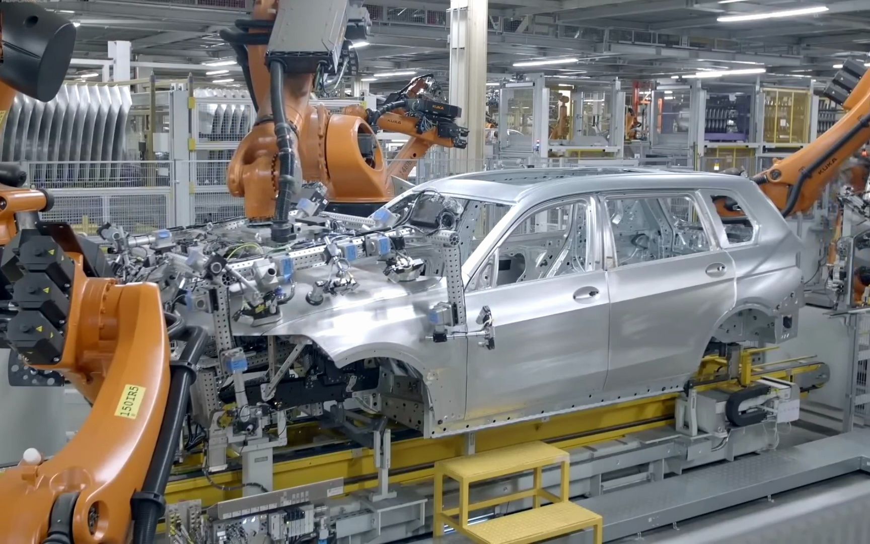 宝马汽车生产线机器人自动化