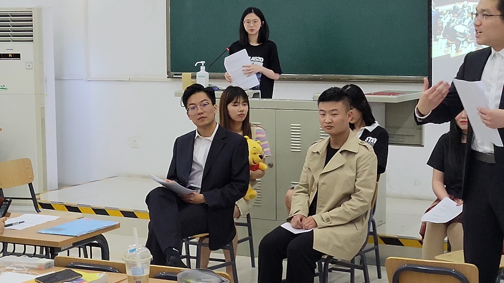 [图]外院涉外礼仪课上同学们认真表演