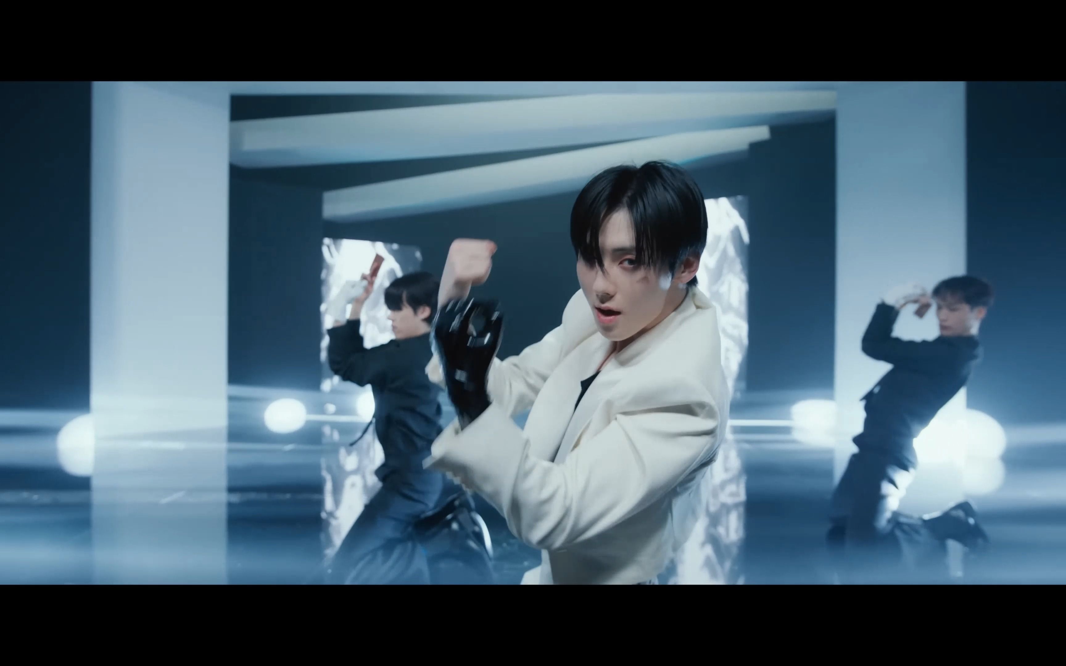 [图]黄旼炫 HWANG MIN HYUN Hidden Side Official MV Performance ver