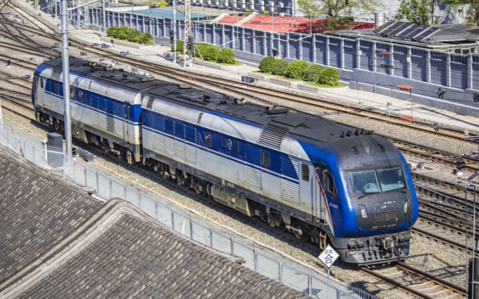 【中国铁路】z51次列车高速通过黄村站