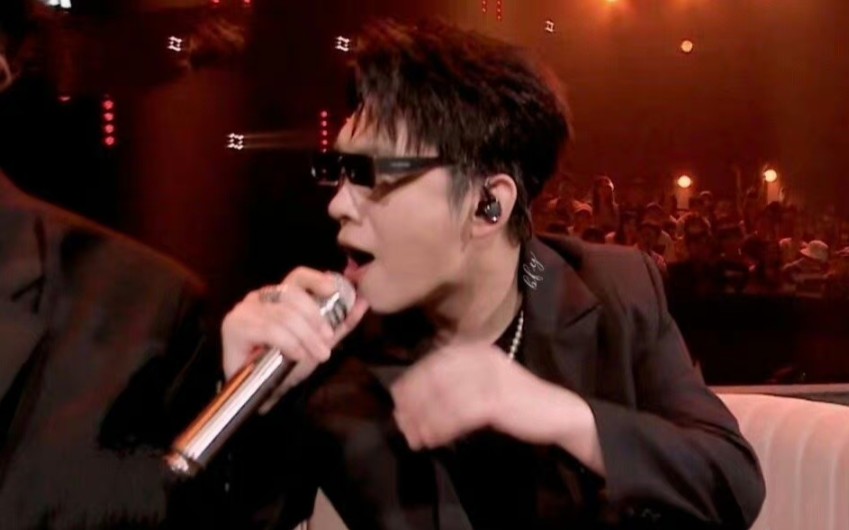 【宝石gem】 这谁顶得住老舅的盛世美颜啊 老舅你别太帅了 要不亲情就