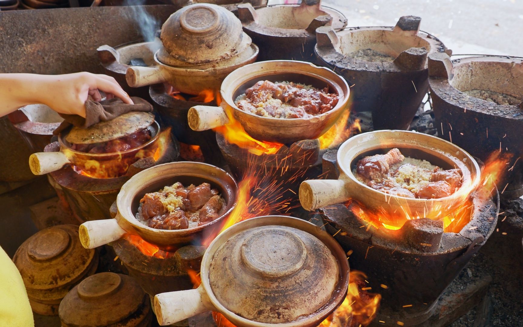 炭香喷发!瓦煲鸡饭, 腊味煲仔饭制作 凯特食旅哔哩哔哩bilibili