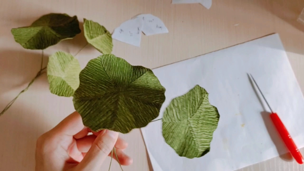纸艺皱纹纸荷叶莲叶等圆形叶片的基本做法