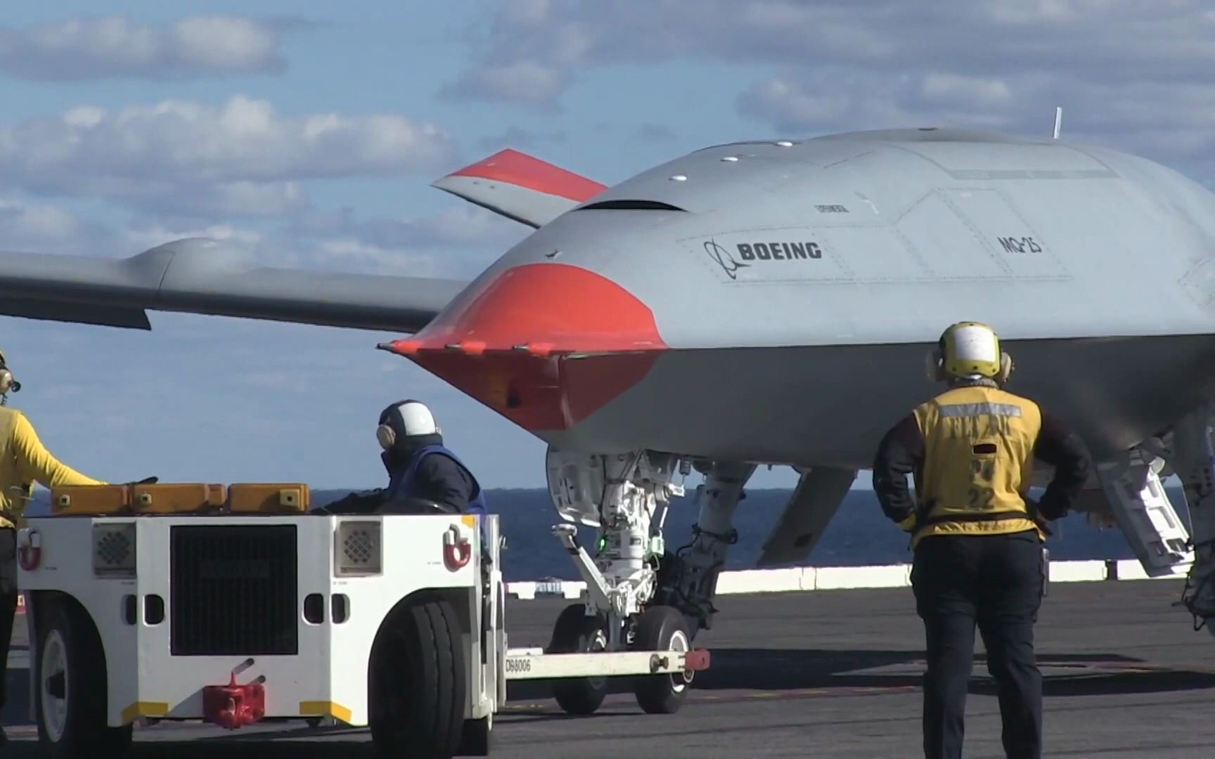 mq-25"黄貂鱼"舰载无人加油机完成首次试飞【军事装备】_哔哩哔哩