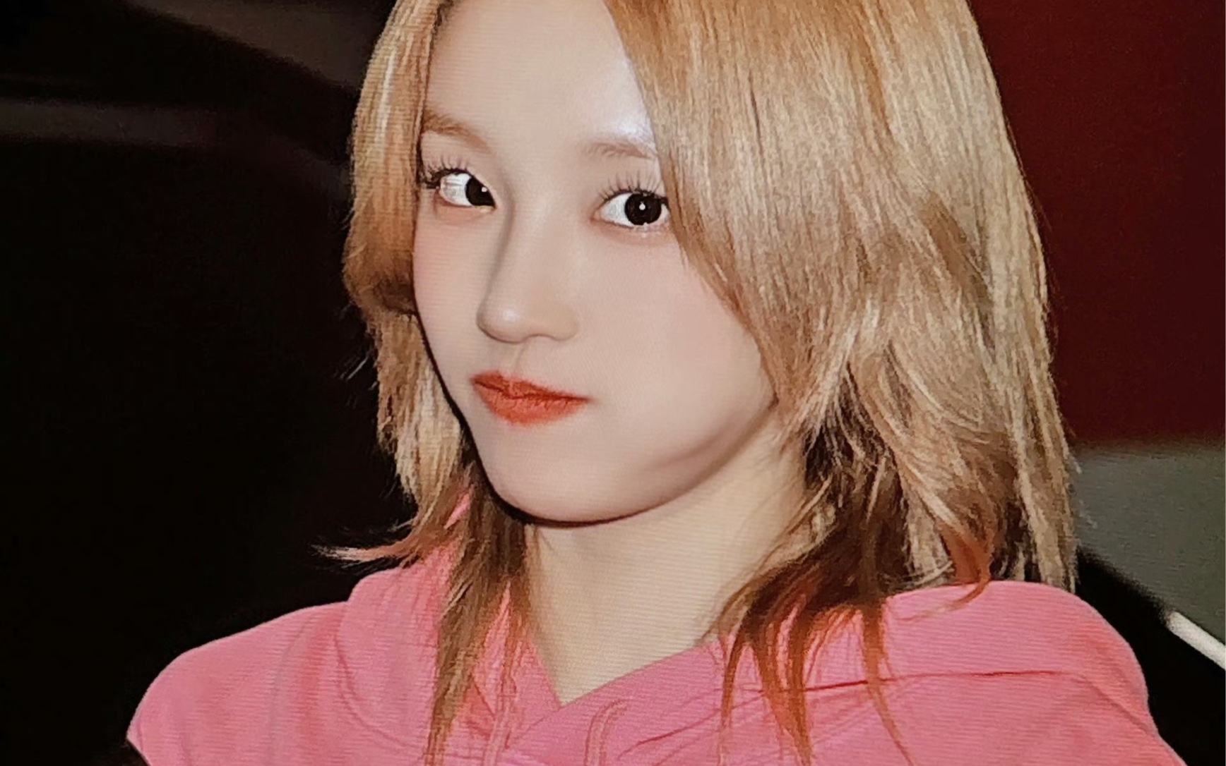 正在吃东西的雨琦被抓包时的表情也太可爱了吧,好想捏一捏脸颊肉啊