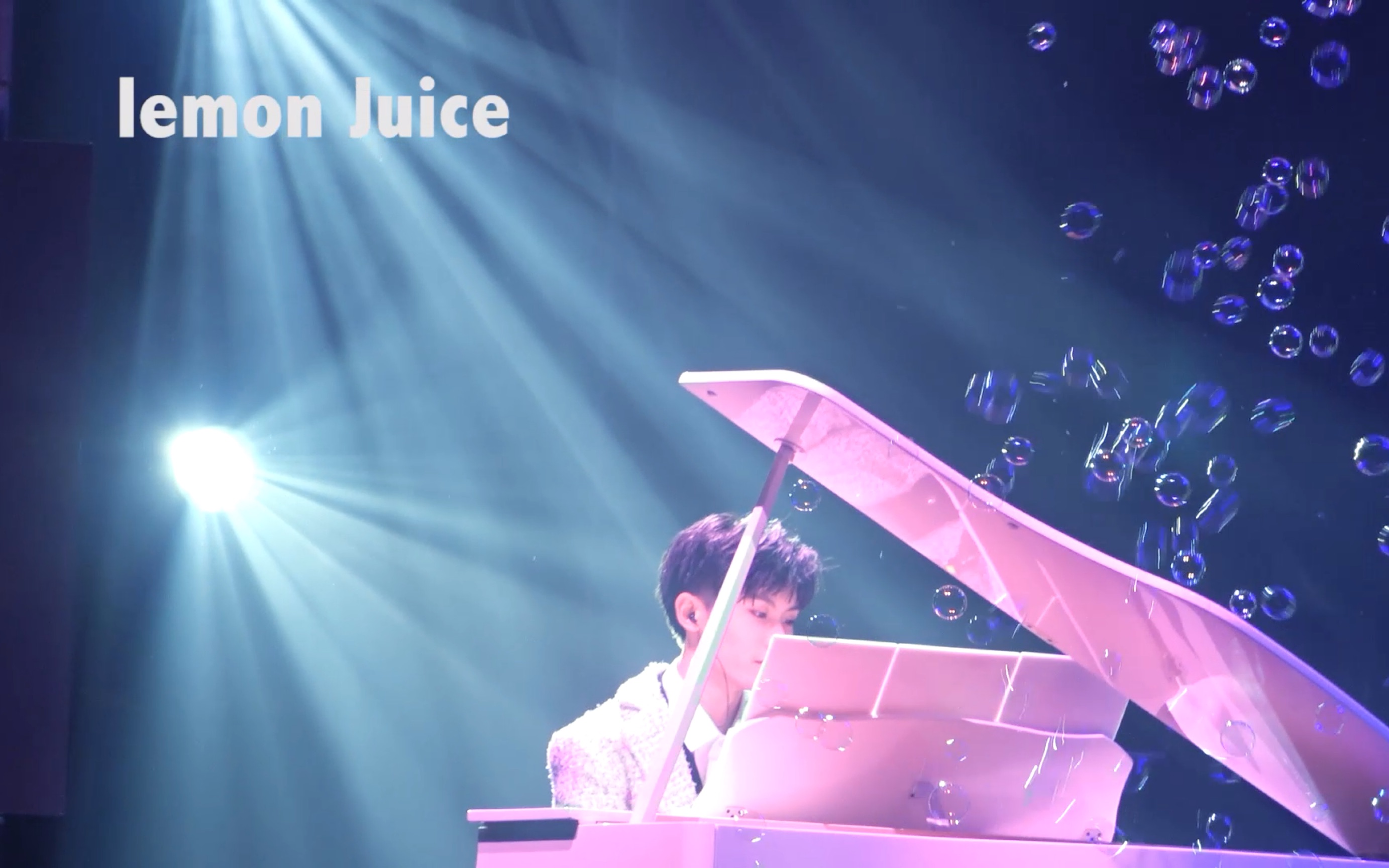 16岁高中生汇报演出,钢琴演绎王力宏「依然爱你」!超温柔现场!