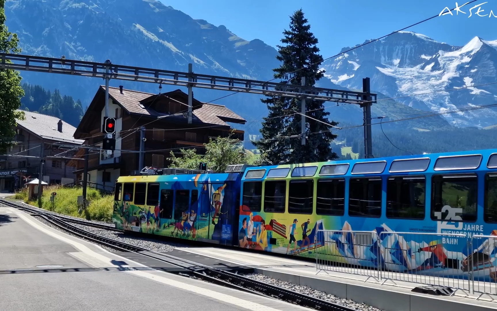 [图]WENGEN - 瑞士阿尔卑斯山度假村夏季步行和火车视图 8K 超高清视频