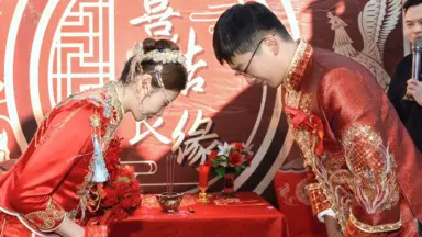 徐小偉| 「一拜天地、二拜高堂、夫妻對拜。」 他們在舞台上
